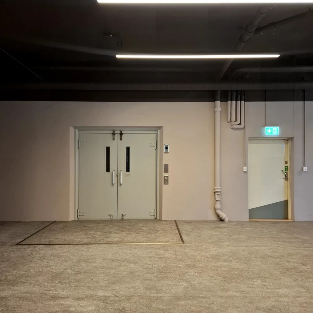 Läggning av spånskivor på golv i Liljeholmen, Stockholm