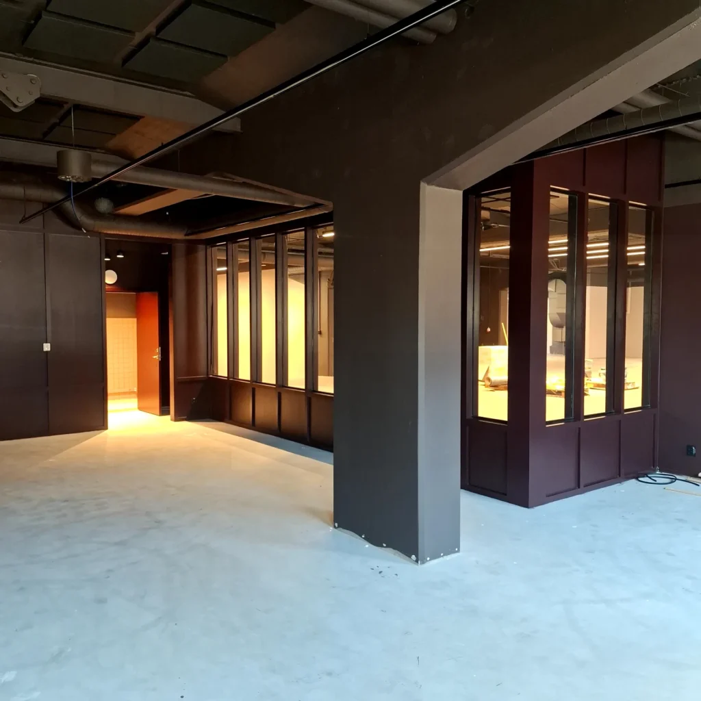 Måttanpassad MDF-inramning kring glasparti i Liljeholmen, Stockholm