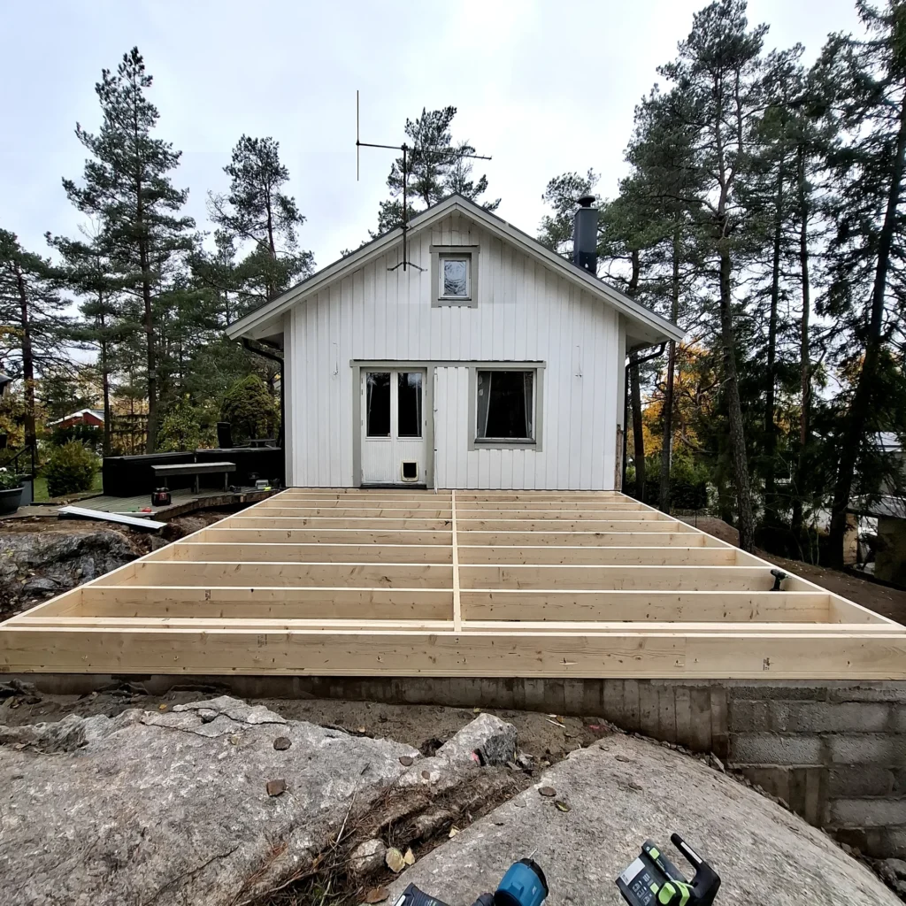 Montering av bärande träkonstruktion för tillbyggnad i Farsta